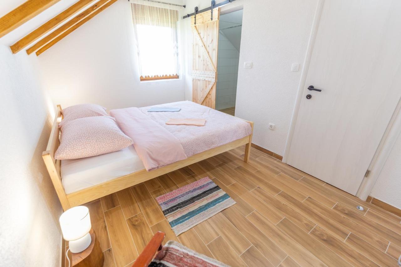 Kuca Trota - Sauna, Hot Tub Otočac Eksteriør bilde