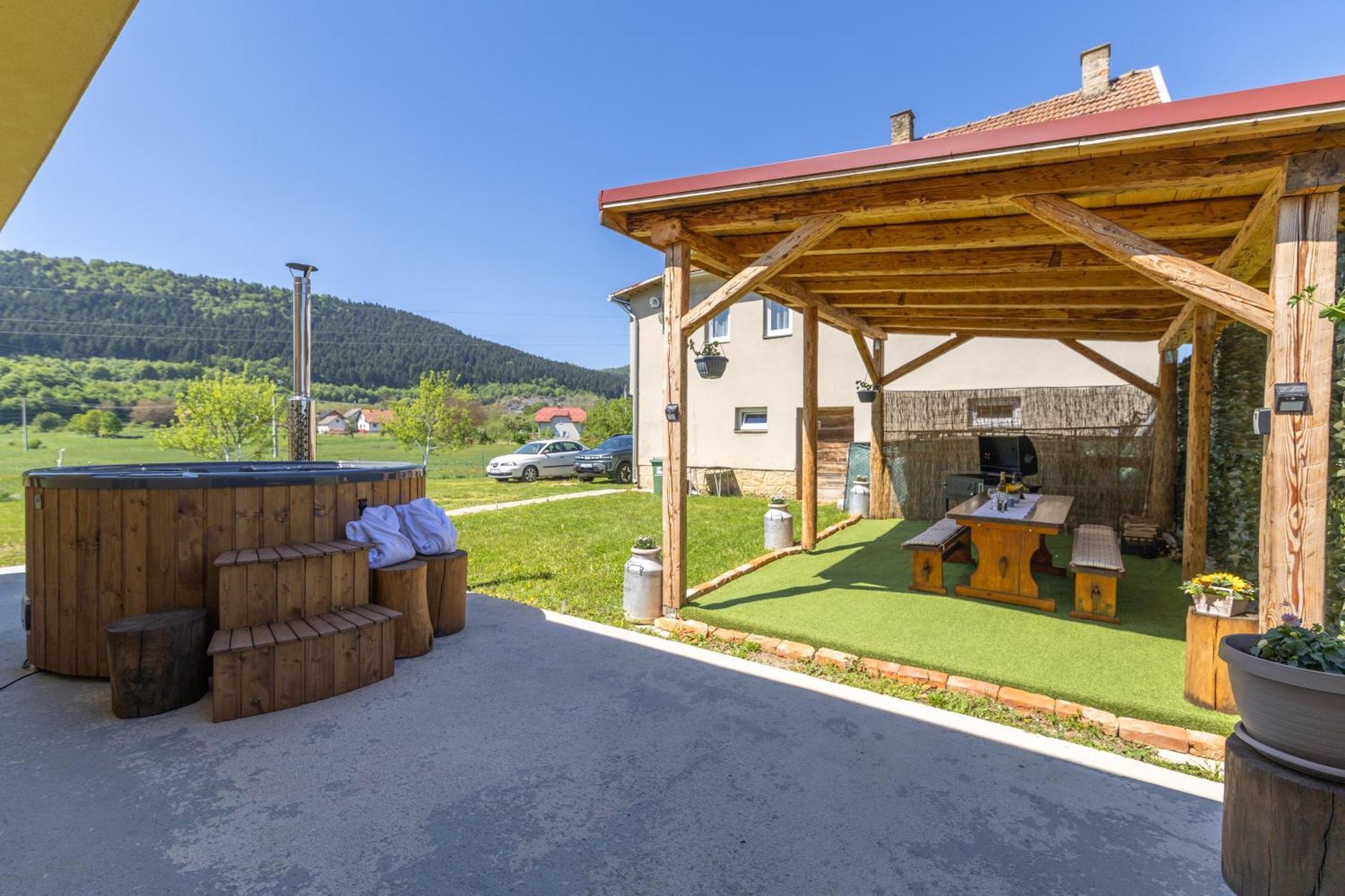 Kuca Trota - Sauna, Hot Tub Otočac Eksteriør bilde